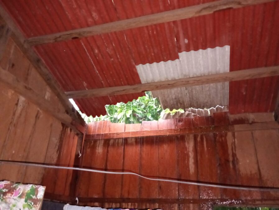 SENA: Raio destrói parte do telhado de casa no Ramal do 25, no Cassiriam