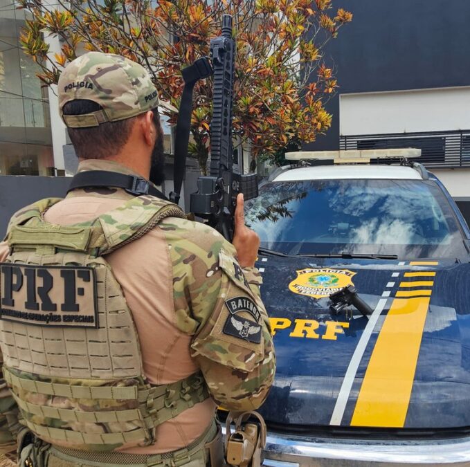PRF flagra condutor com porte ilegal de arma de fogo na BR-317, em Epitaciolândia
