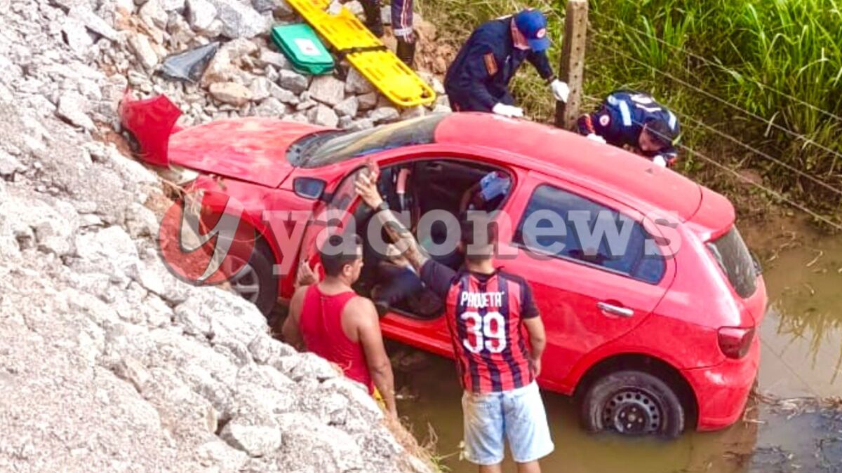 Mulher perde controle de veículo e cai na ribanceira de um córrego em Rio Branco
