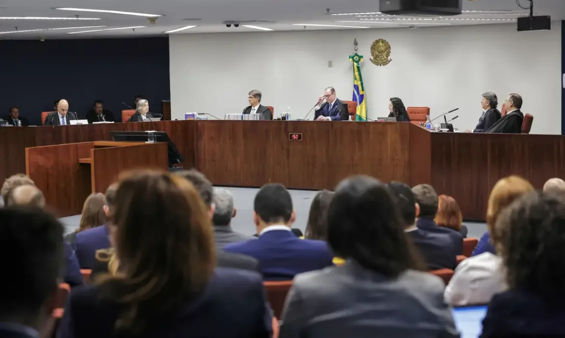 STF conclui primeiro dia do julgamento de Bolsonaro e aliados pela tentativa de golpe