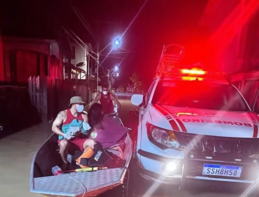 Bombeiros realizam parto durante enchente em Tarauacá