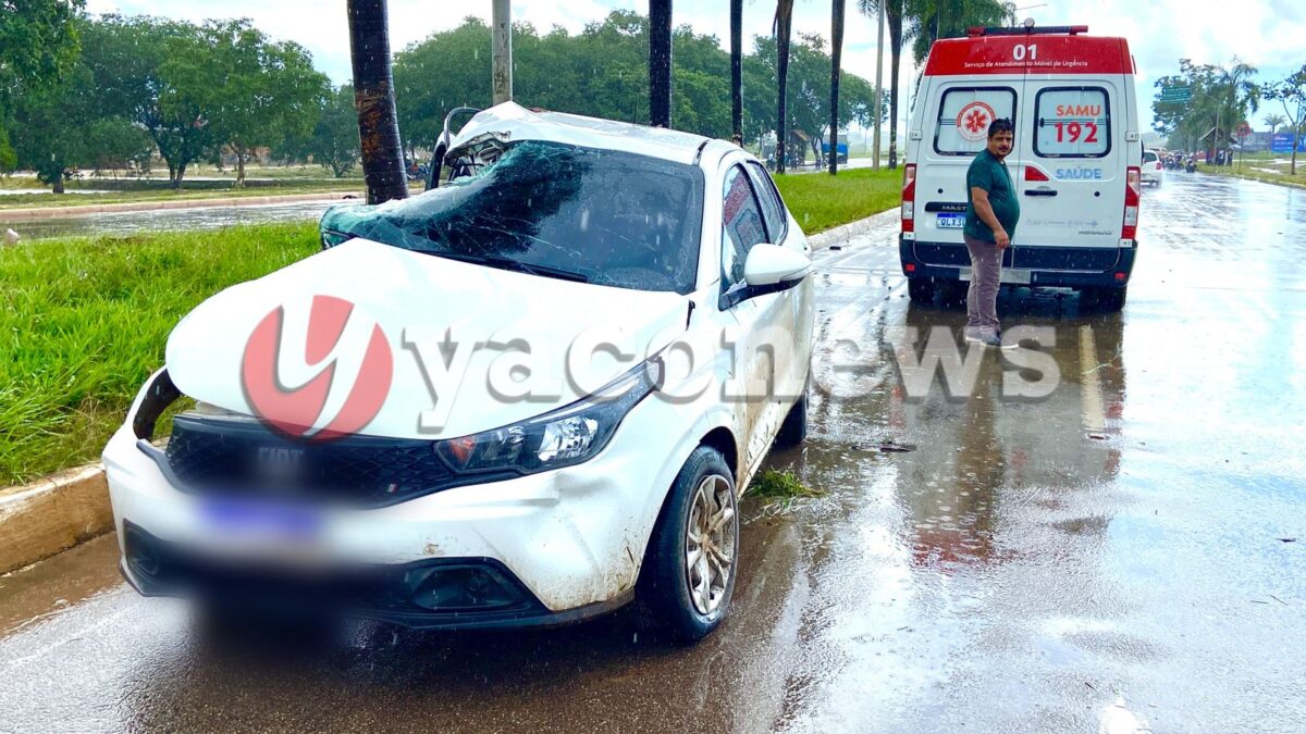 Comerciante capota carro após perder o controle em aquaplanagem na avenida Amadeu Barbosa