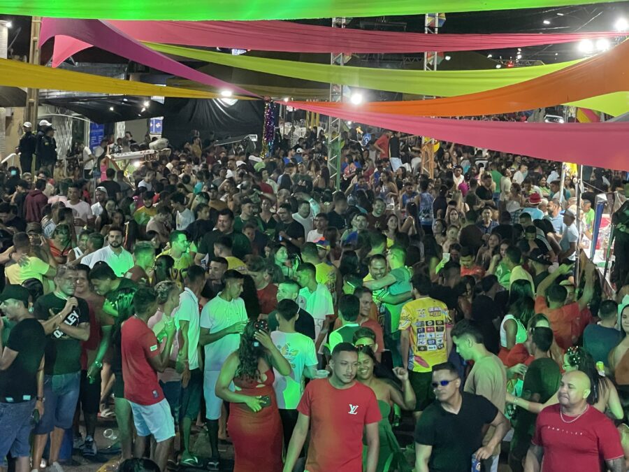 Foliões lotam Avenida Avelino Chaves na última noite de carnaval em Sena Madureira