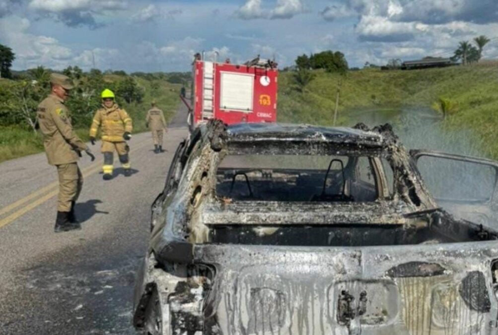 Carro é completamente tomado pelo fogo na BR-364 no interior do Acre