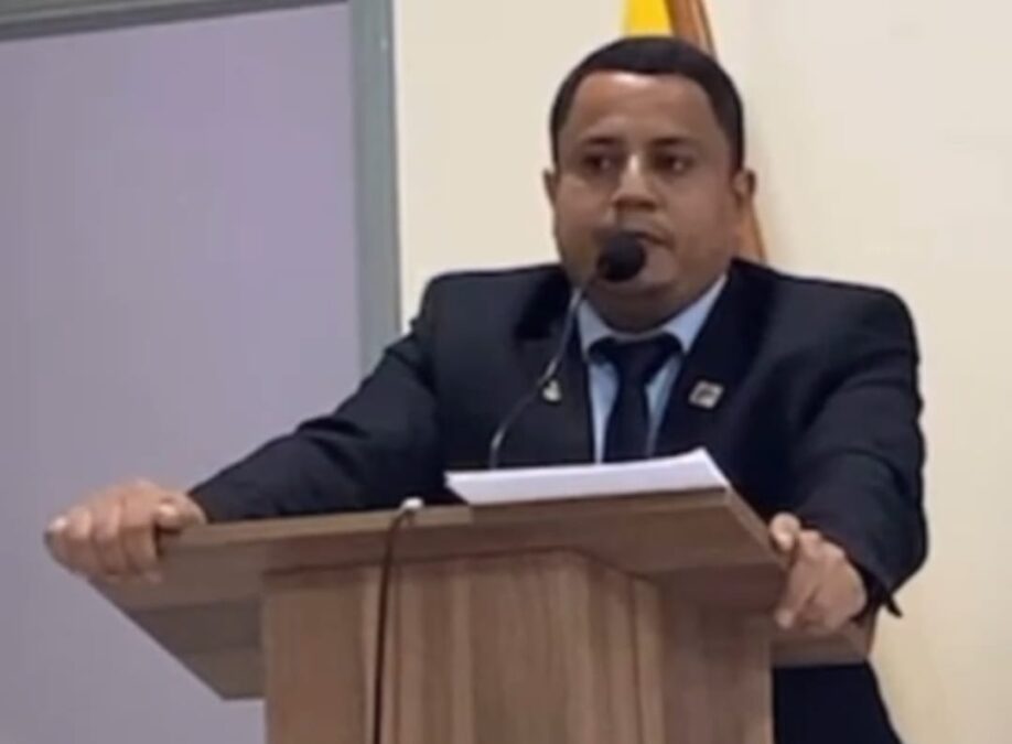 Presidente da Câmara de Manoel Urbano desafia Prefeitura e órgãos públicos durante sessão