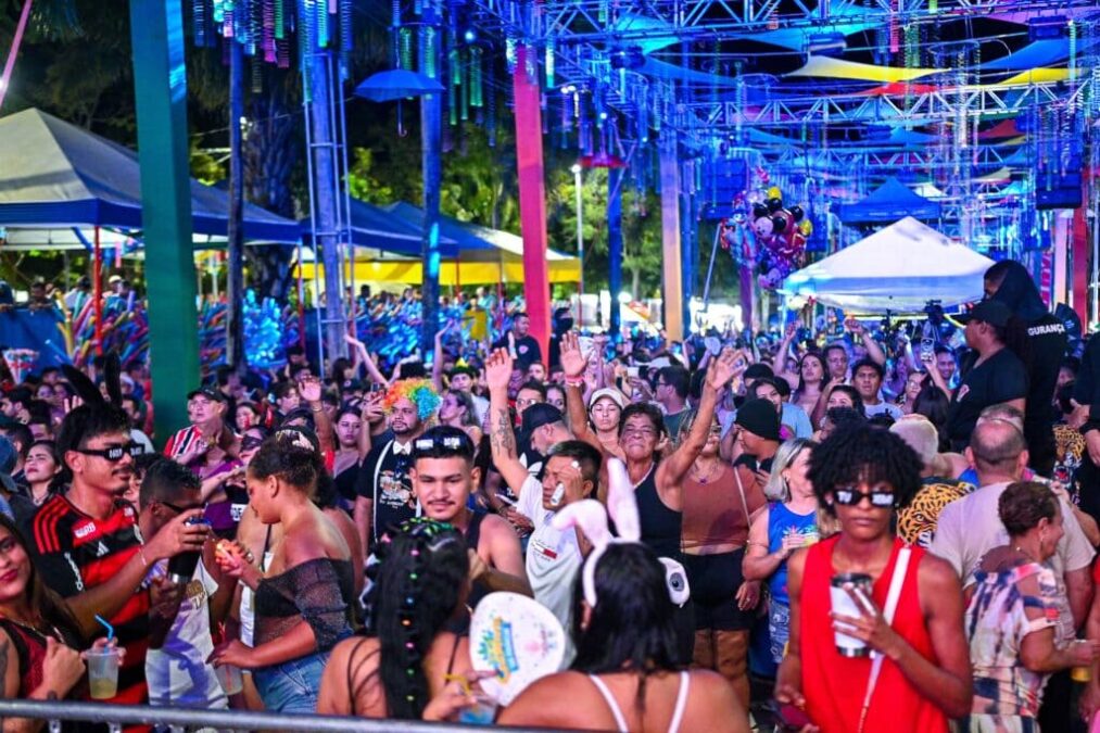 Baile Vermelho e Preto marca a 2ª noite do Carnaval da Família em Rio Branco