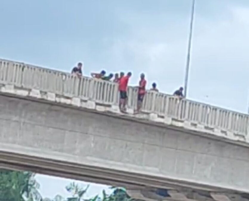 VÍDEO:Jovens se arriscam ao pular de ponte no Rio Iaco, em Sena Madureira