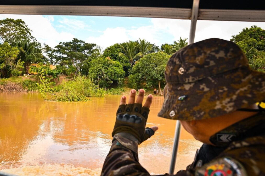 Policiamento ambiental intensifica atuação durante período de enchentes e fortalece laços com a população