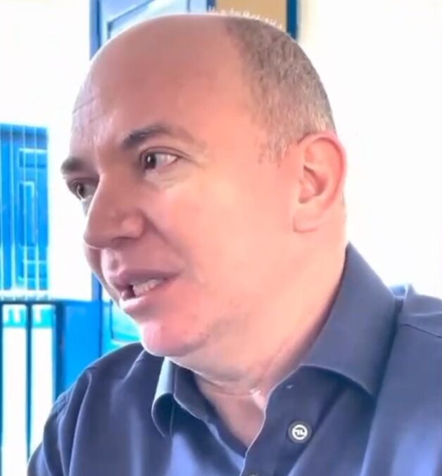Prefeito de Sena Madureira anuncia distribuição de sandálias para crianças carentes após relato emocionante