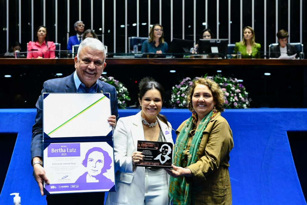 Procuradora de Justiça do Acre Patrícia Rêgo recebe Diploma Bertha Lutz