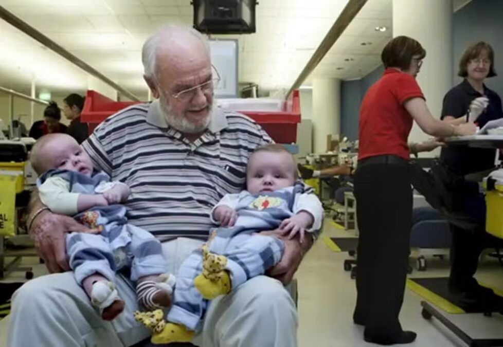 Morre doador de sangue australiano, de 88 anos, que salvou a vida de mais de 2,4 milhões de bebês