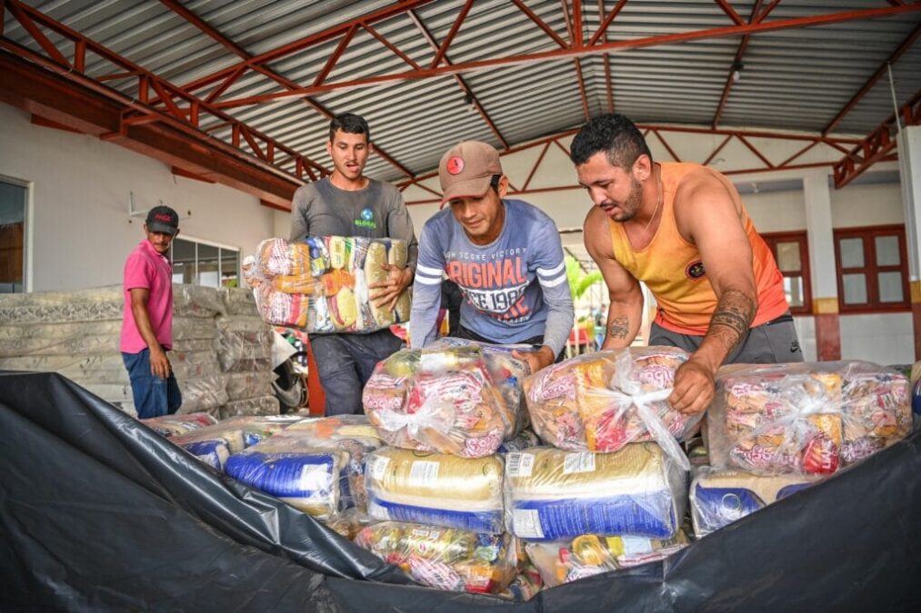 Governador entrega cestas básicas e reforça apoio a vítimas da alagação em Tarauacá