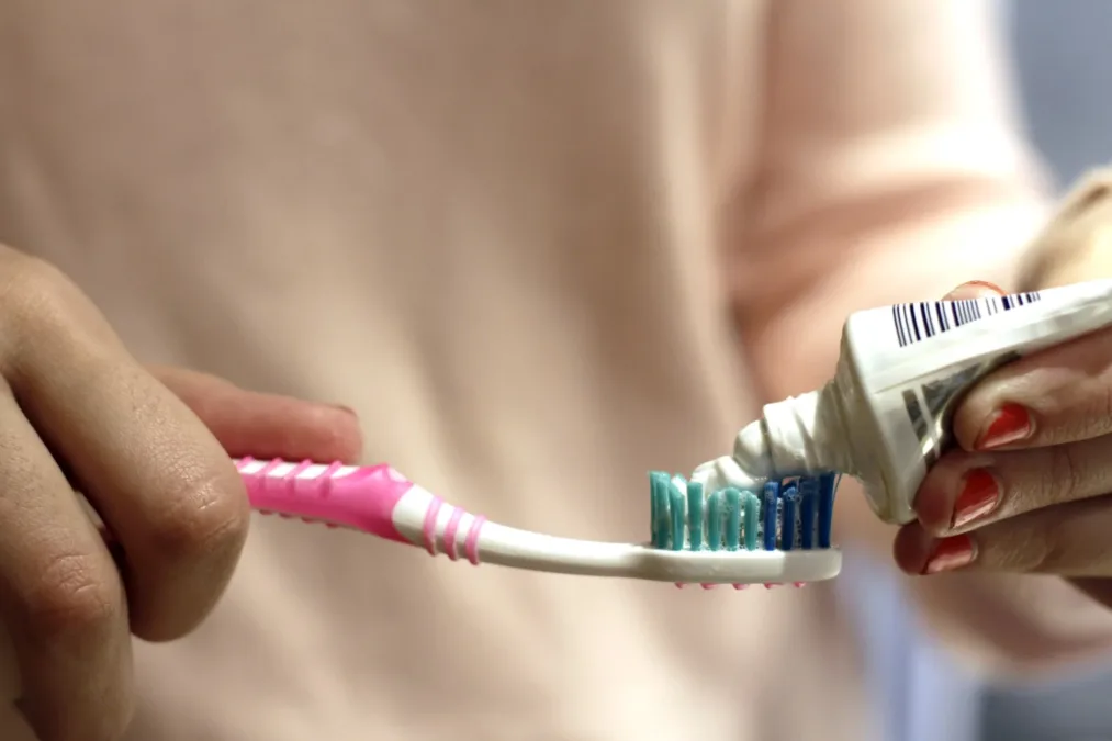 Anvisa revoga interdição e libera venda de creme dental da Colgate