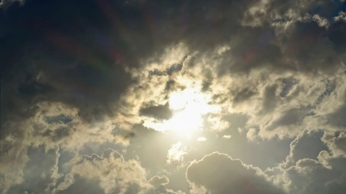 Dia quente no Acre, com sol, nuvens e possibilidade de chuvas isoladas