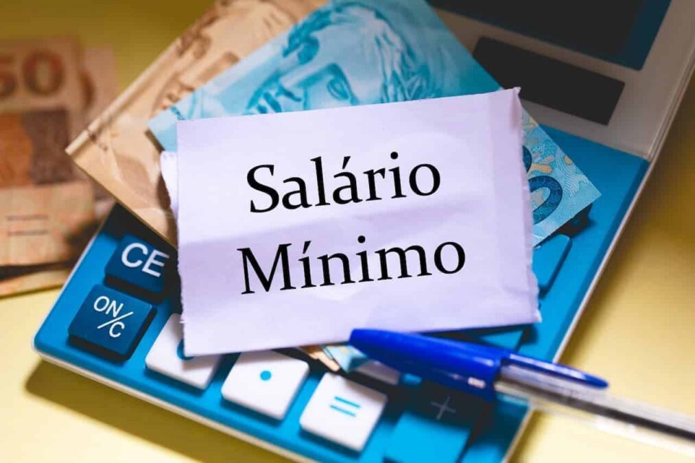 Trabalhadores que recebem salário mínimo têm descontos que reduzem valor líquido