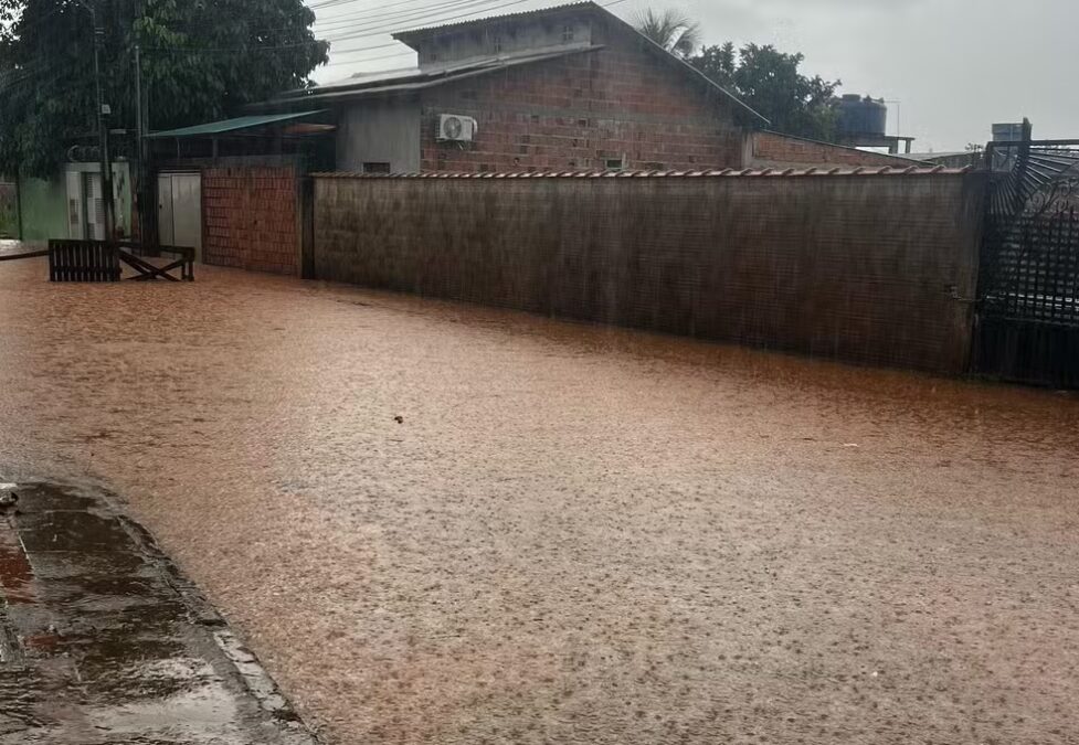 Fortes chuvas causam alagamentos em bairros da fronteira do Acre, mas não afetam nível do Rio Acre
