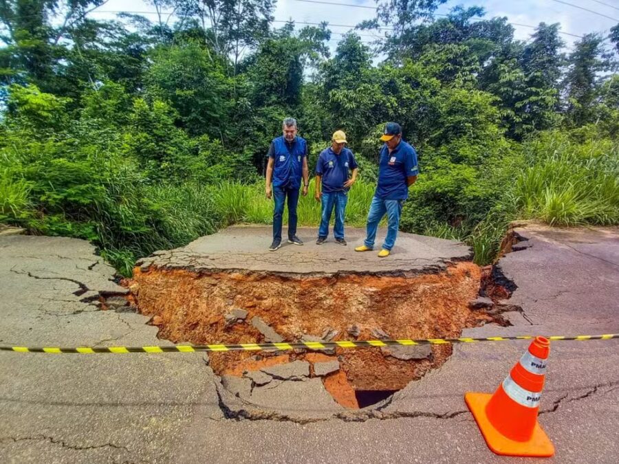 Deslizamento abre cratera na AC-010 em Porto Acre, e Deracre inicia reparos