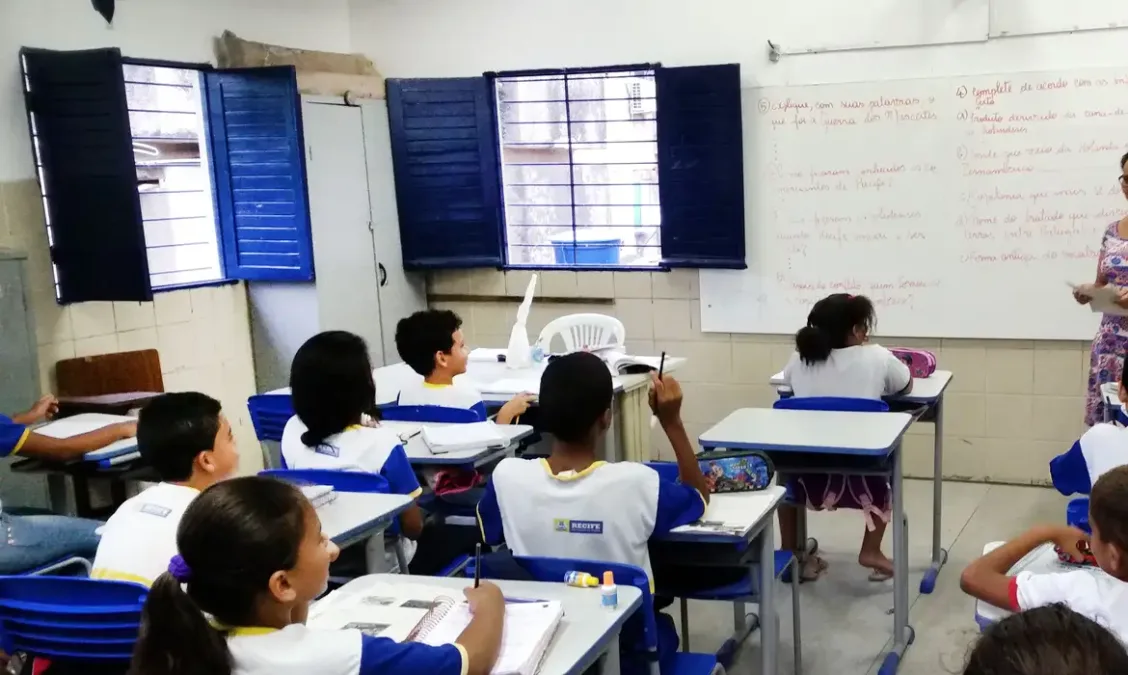 Desempenho escolar no Brasil ainda não recupera perdas da pandemia, aponta estudo