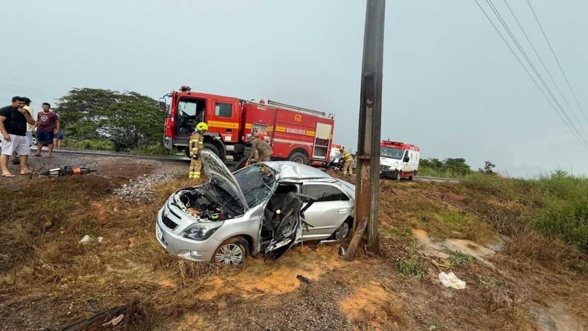 Motorista perde controle e carro bate em poste na BR-317, entre Epitaciolândia e Rio Branco