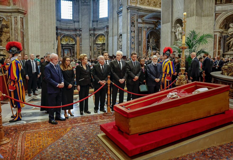 Lula e comitiva brasileira se despedem do papa Francisco no Vaticano