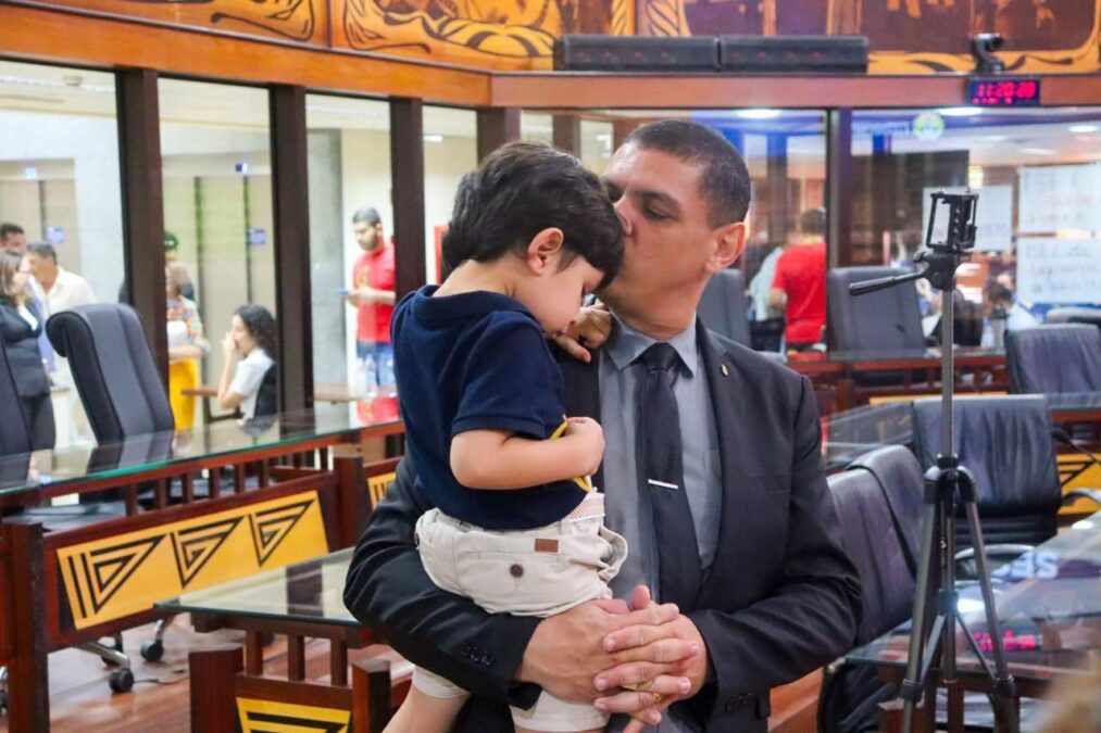 Pai e defensor da causa autista, deputado Tio Pablo celebra novas leis e reforça a luta por inclusão no estado