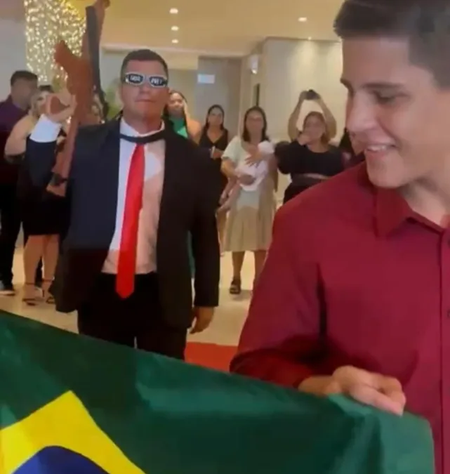 Formando de Direito exibe “fuzil” e paródia de Bolsonaro em formatura e pode ser punido pela OAB