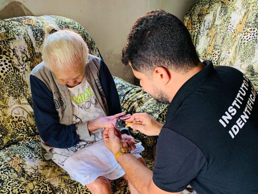 Instituto de identificação emite carteira de identidade para idosa de 114 anos em Sena Madureira