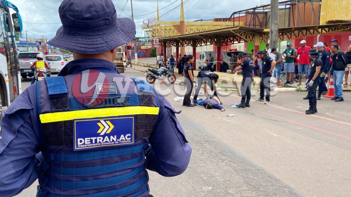 Motociclista morre esmagado por caminhão papa entulho em Rio Branco