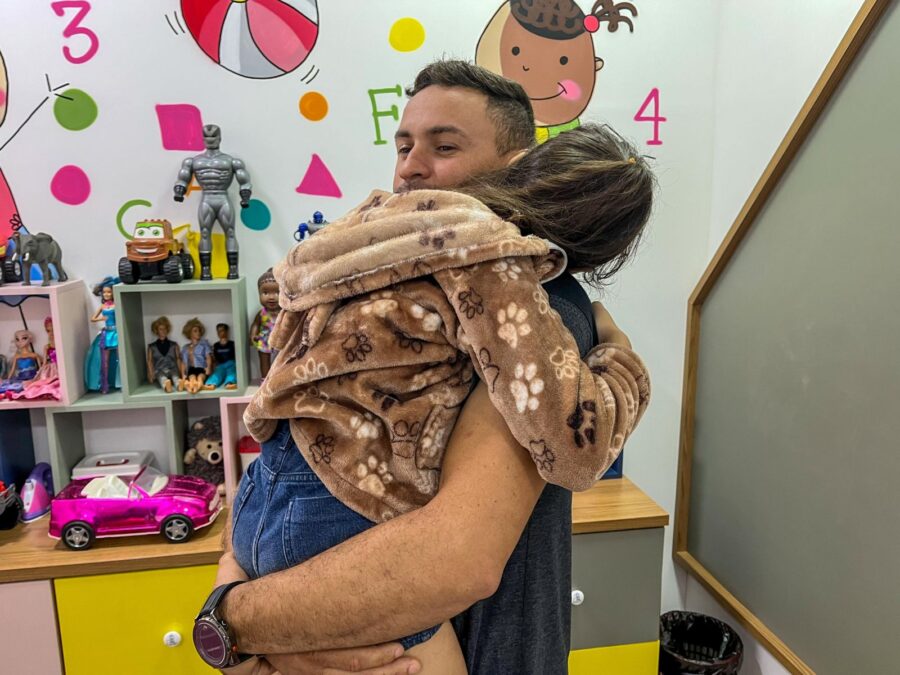 Pai reencontra filha após dois anos com apoio da Defensoria Pública do Acre