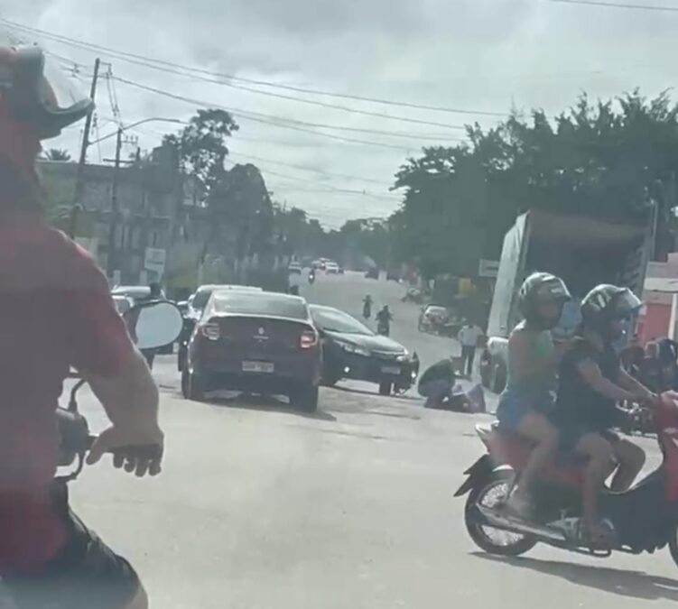 Motociclista fica ferido após colisão com carro na Avenida Brasil, em Sena Madureira