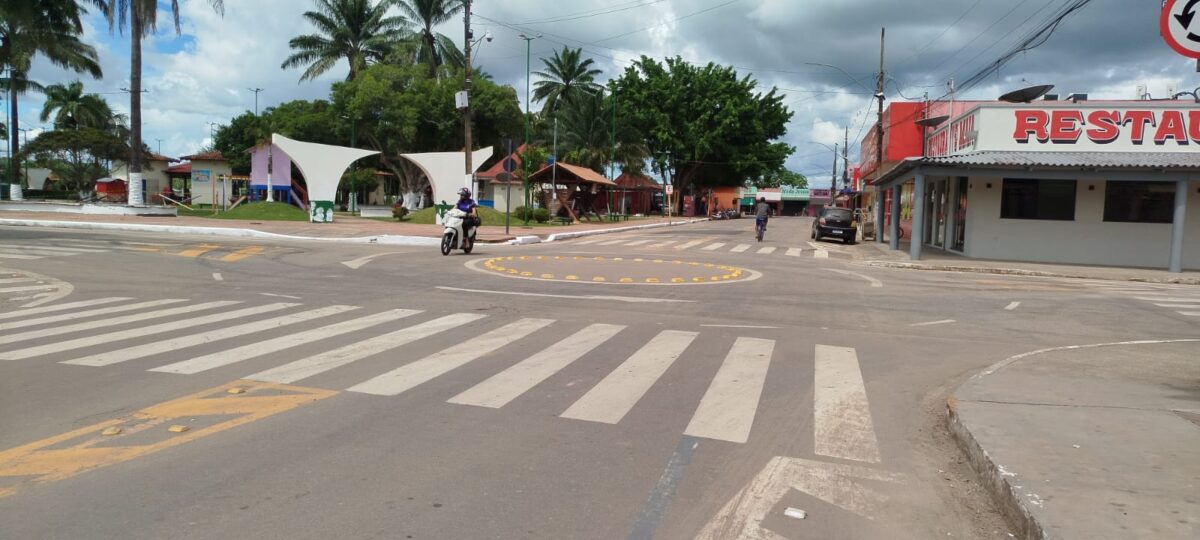 Rotatórias recém-instaladas em Sena Madureira geram preocupação com imprudência no trânsito