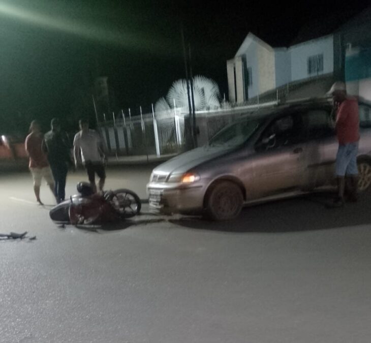 Acidente entre carro e motocicleta é registrado na noite de sábado em Sena Madureira