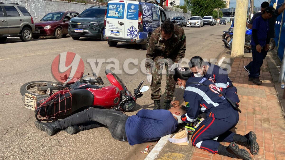 Jovem fica ferido após colisão entre carro e moto em avenida movimentada da Rio Branco