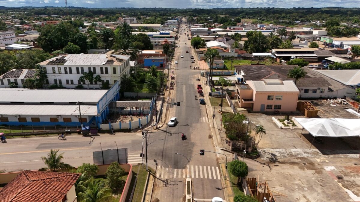 Governo do Acre intensifica Operação Verão 2025 com aplicação de 5 mil toneladas de asfalto em 11 municípios