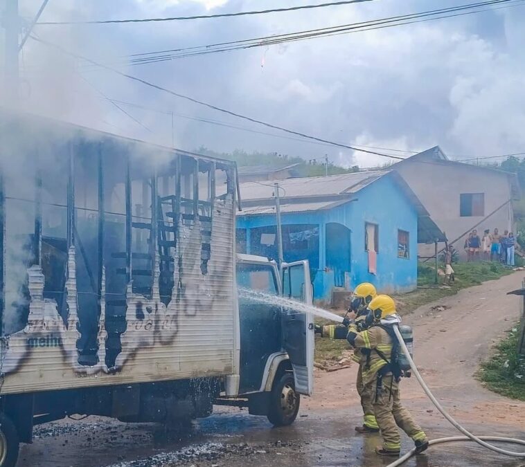 Caminhão de empresa privada pega fogo em Cruzeiro do Sul e mobiliza Corpo de Bombeiros