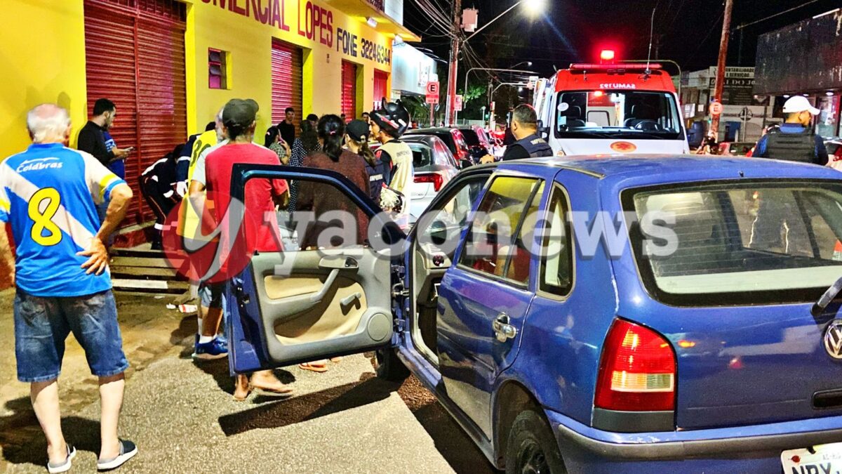 Motoboy bate na lateral de veículo, perde controle e se choca contra carro e moto estacionados em avenida movimentada de Rio Branco