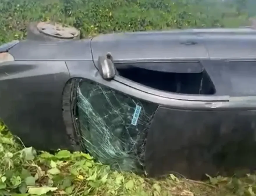 Morador de Manoel Urbano capota carro na BR-364 após cair em buraco