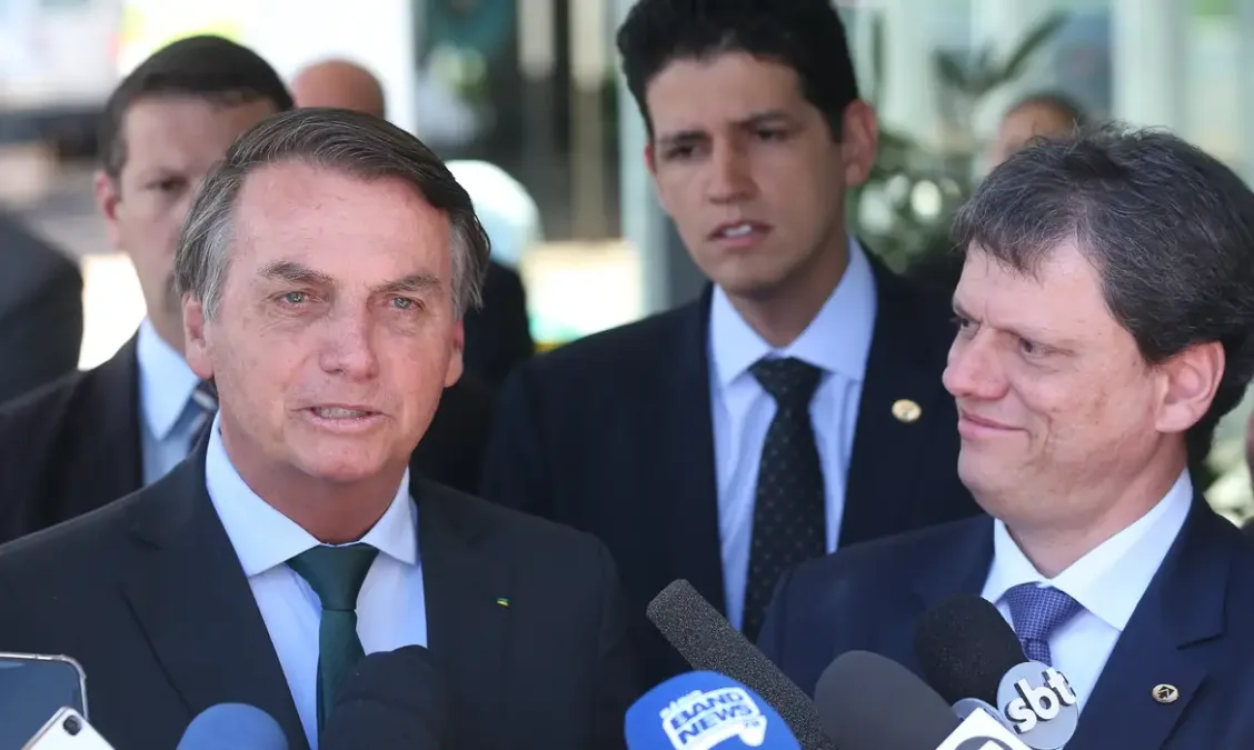 Bolsonaro chama Tarcísio e mais 14 pessoas para depor em processo sobre tentativa de golpe