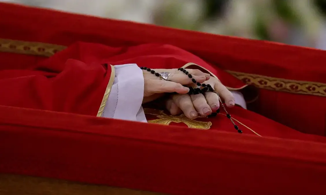Velório do Papa Francisco reúne multidão histórica; Igreja se prepara para eleger novo pontífice