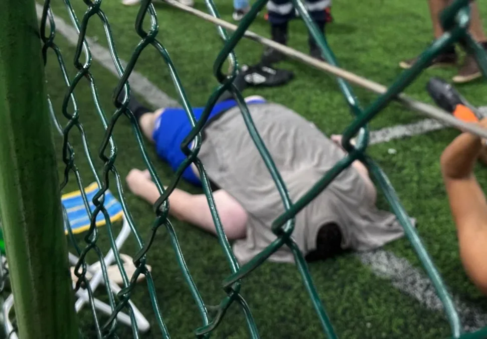 Homem morre após desmaiar durante partida de futebol em centro esportivo de Rio Branco