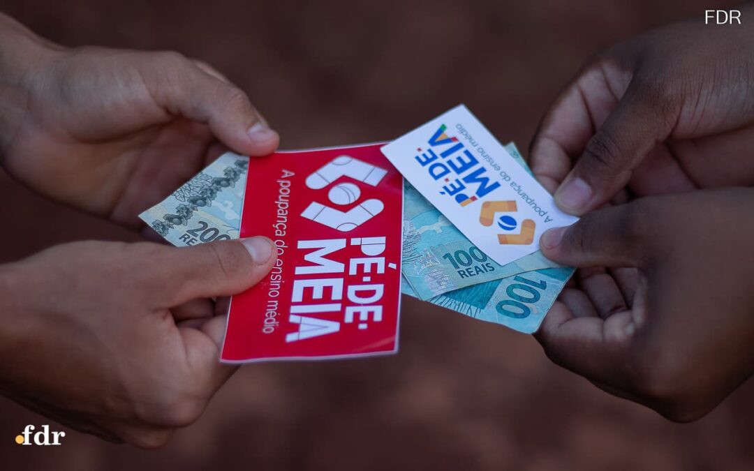 Alunos de novembro e dezembro recebem R$200 do Pé-de-Meia