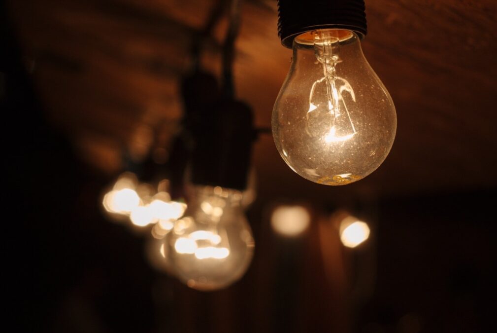 Conta de luz: governo quer ampliar isenção para famílias de baixa renda, e classe média deve arcar com custo