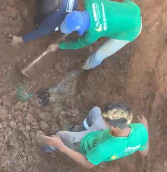 CENAS FORTES: Trabalhador é soterrado durante obra em Assis Brasil e sobrevive com ferimentos leves