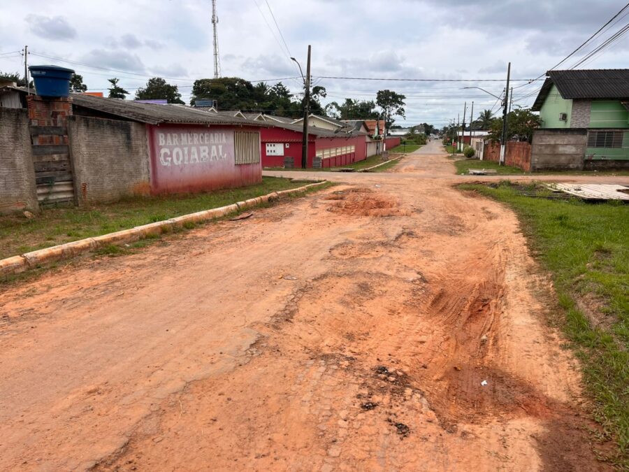 Buracos e lama dominam Rua Duque de Caxias, próximo à Avenida Brasil, em Sena Madureira