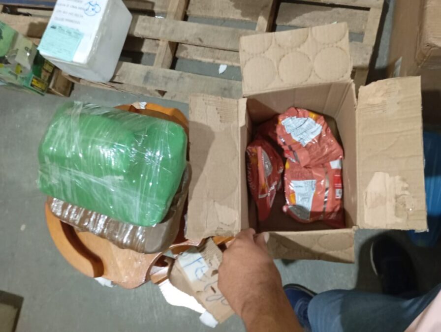 Maconha escondida em pacotes de bolacha é apreendida em transportadora de Cruzeiro do Sul