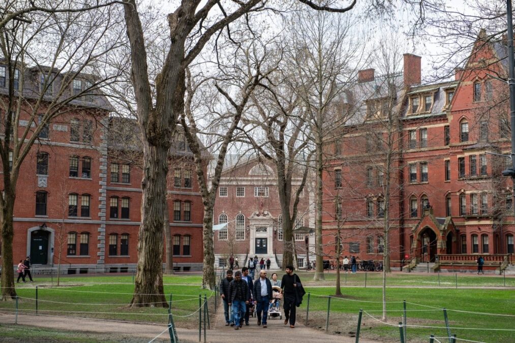 Harvard processa governo Trump após proibição de matrículas de estudantes estrangeiros