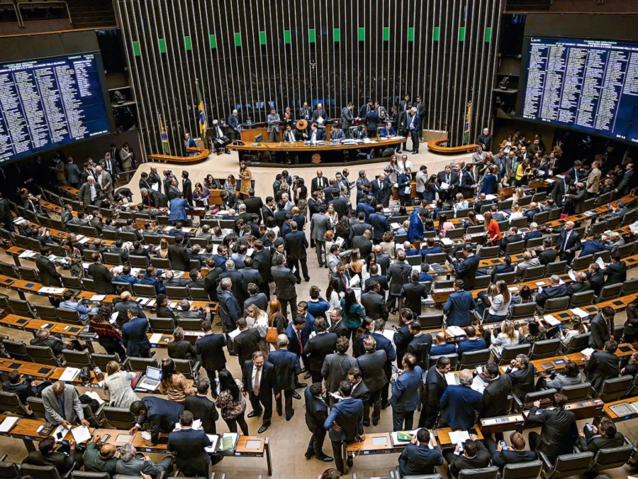 Câmara aprova 18 novas cadeiras porque privilégio nunca é demais – mesmo para quem diz que o país não aguenta aumentar o salário mínimo