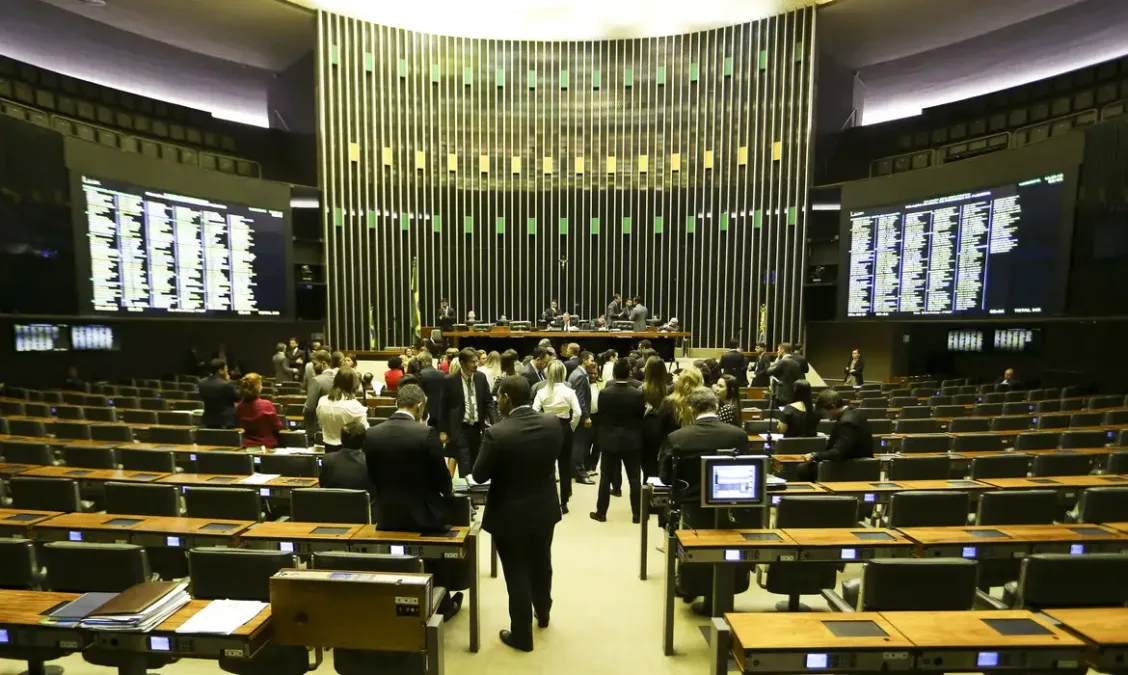 Projeto que amplia número de deputados federais avança na Câmara com urgência