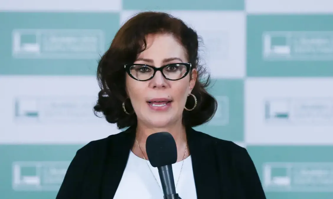 Moraes vota por 10 anos de prisão para Carla Zambelli em caso de invasão ao CNJ