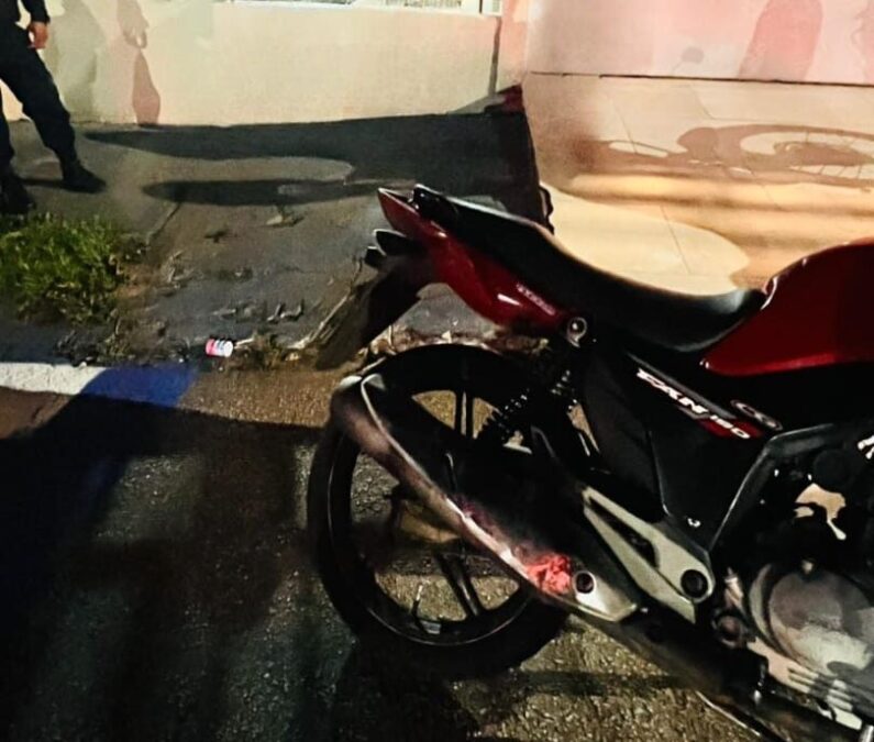 PM recupera motocicleta furtada e prende dois homens